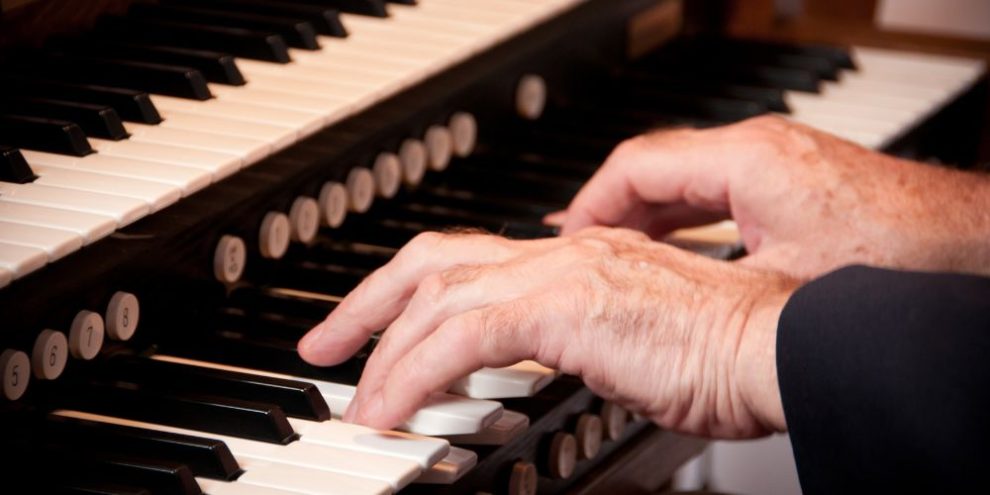 Organist plays 'Beat It'