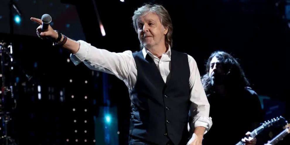 paul mccartney waving to fans after performance