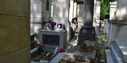 Jim Morrison grave from Effervescing Elephant via wiki commons