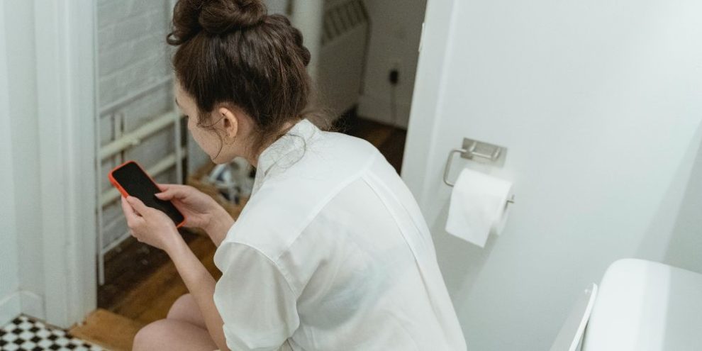 woman on phone/toilet from pexels by Miriam Alonso